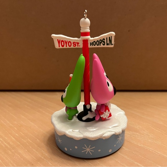 Hallmark Keepsake Ornament. Hoops & YoYo. Cell-ebrating Christmas. QXG6304. - Picture 9 of 11